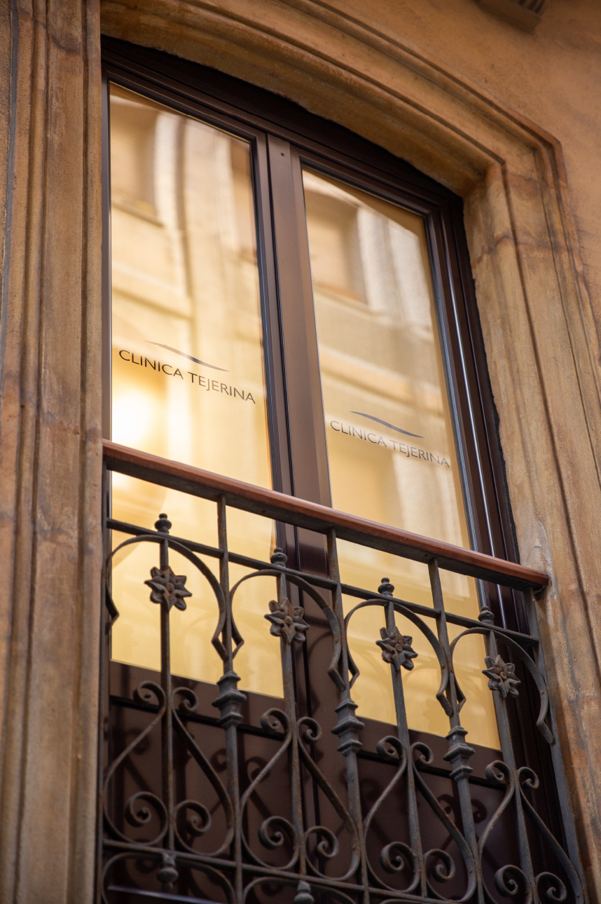 Ventana con balcón de la clínica Tejerina