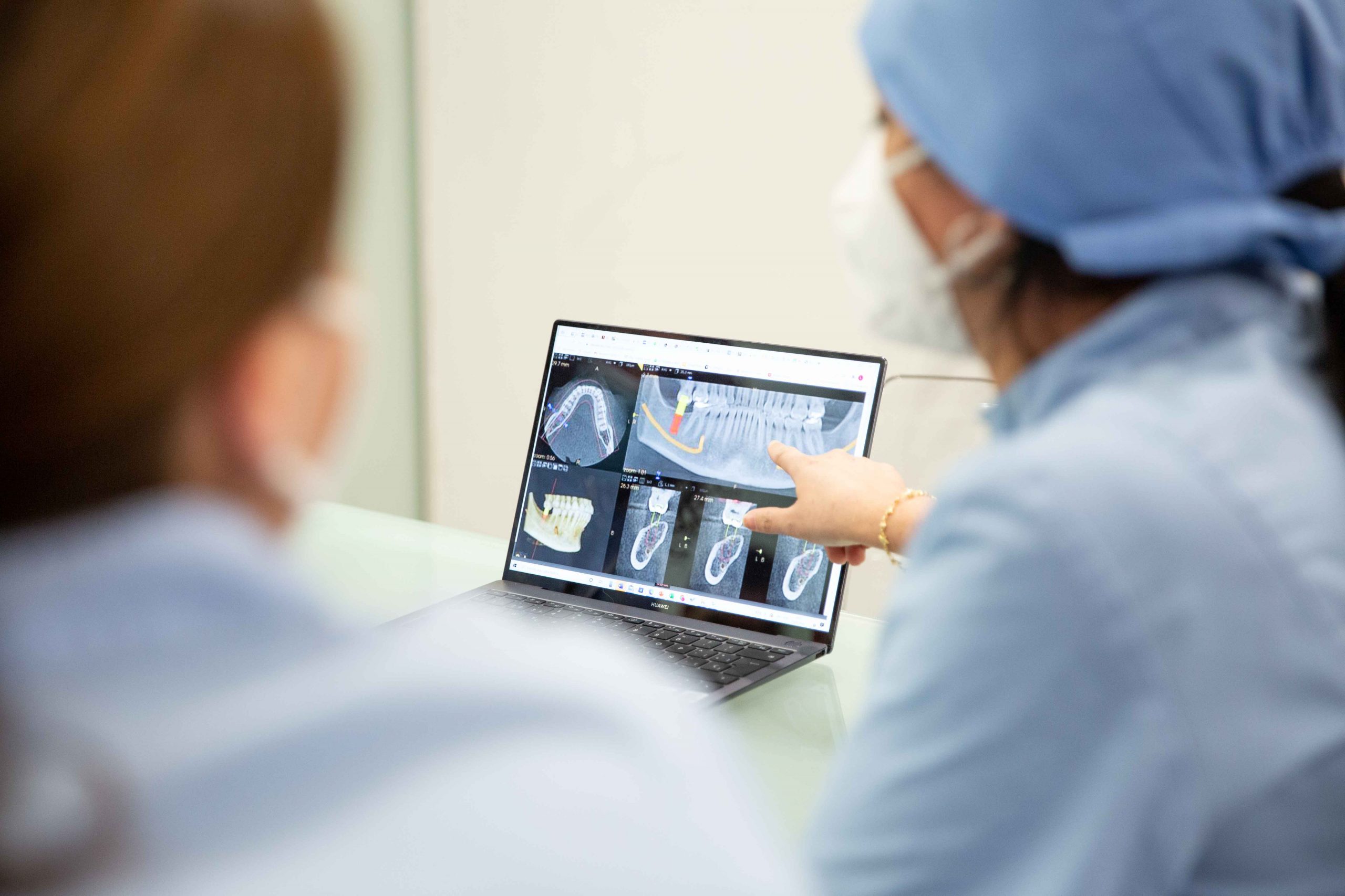 Imagen de doctores junto a una pantalla con radriografias