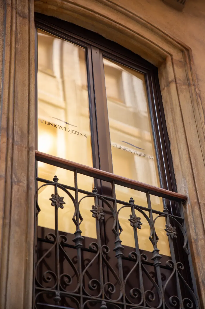 Ventana con balcón de nuestra clínica dental en Gijon