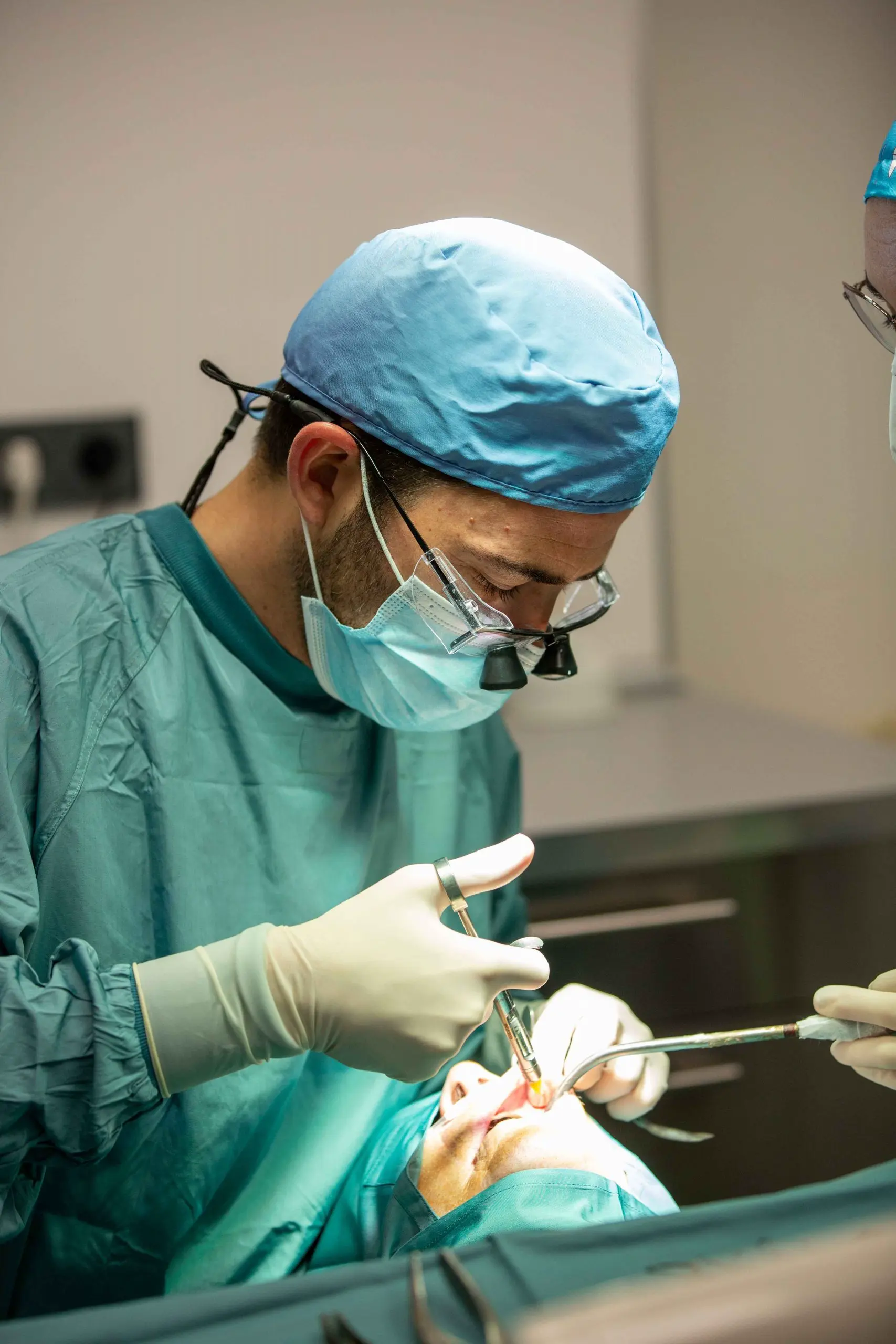 Imagen de un doctor operando a un paciente