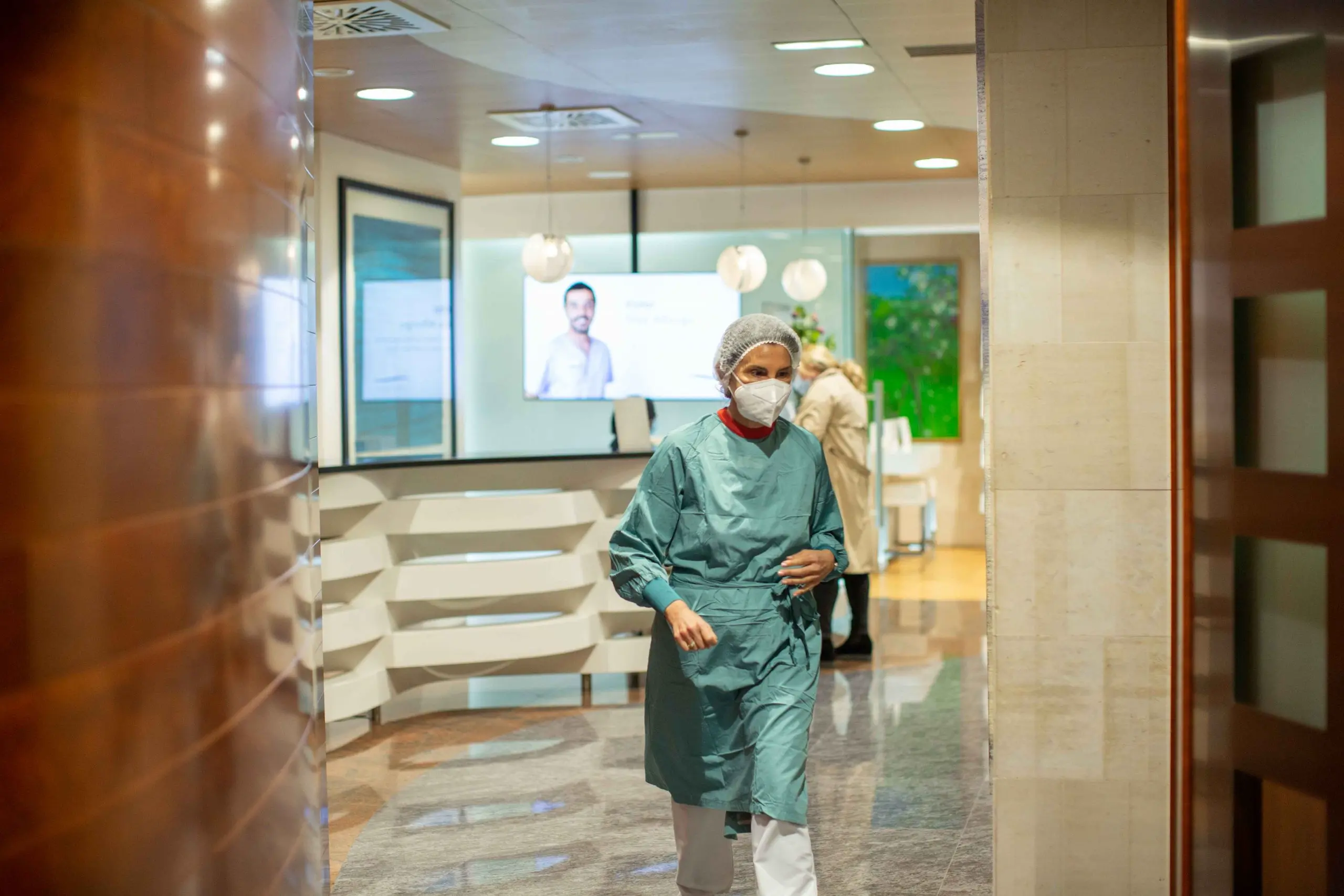 imagen de un doctor caminando por las incidentales de la clínica Tejerina